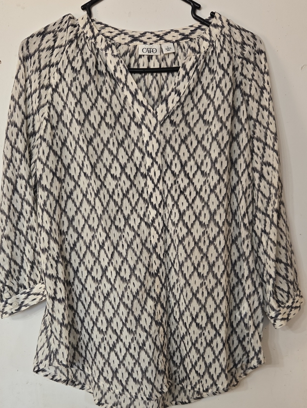 Cato Women's Black & White Geometric V-Neck Blouse